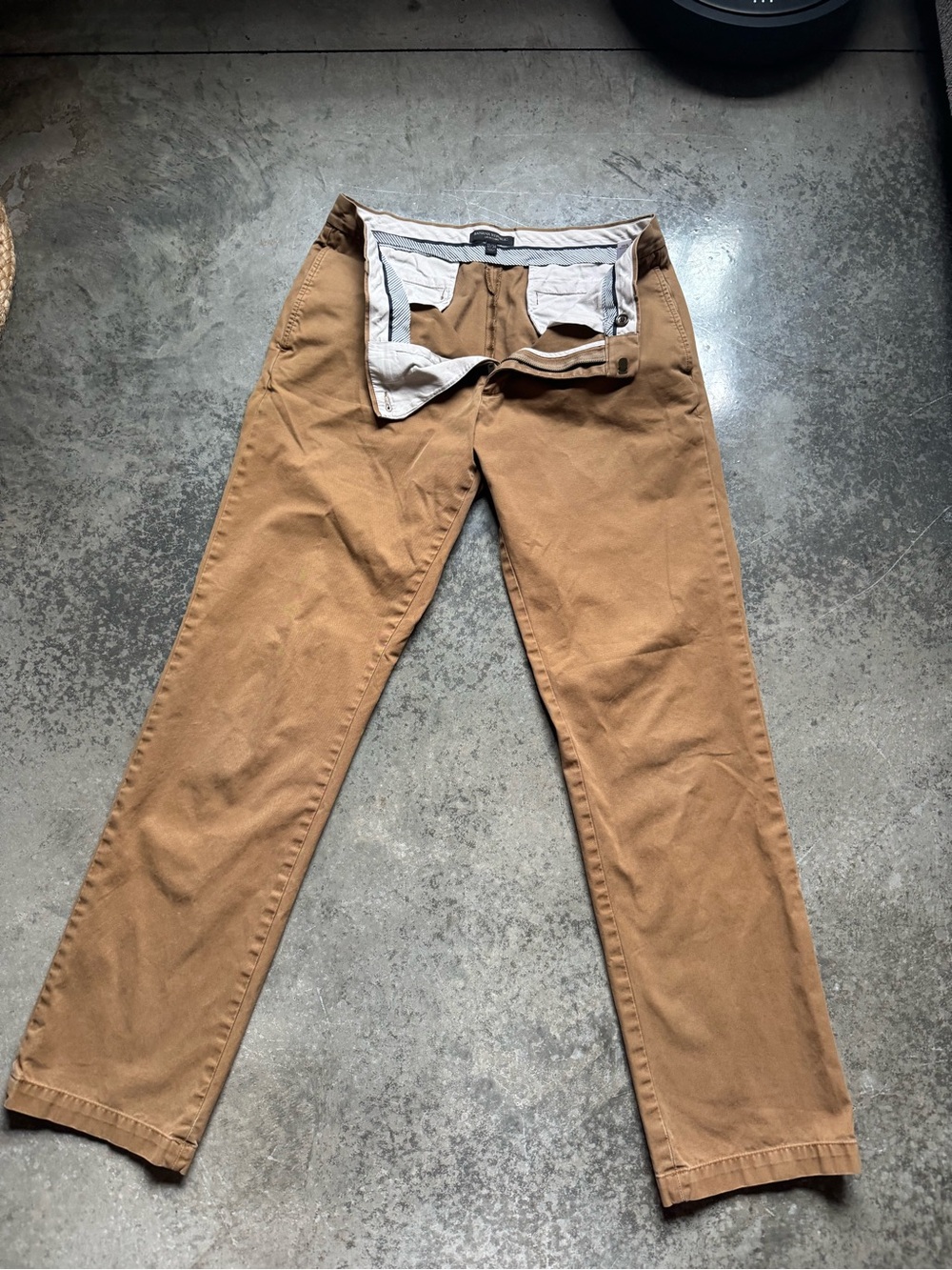 Men's Banana Republic Gavin Chino Pants in Tan, Size 32/34